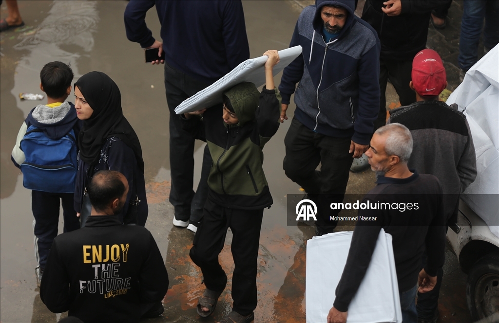 Gazze'de yüzlerce Filistinli yeni çadır alabilmek için UNRWA ofisi önünde toplandı