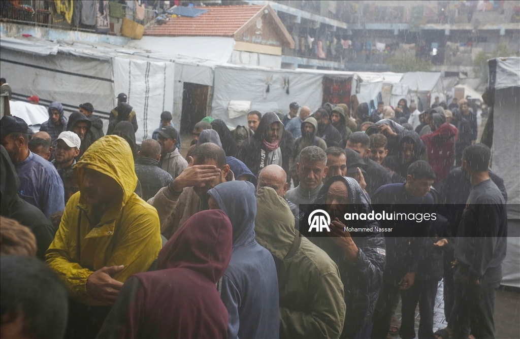 Gazze'de yüzlerce Filistinli yeni çadır alabilmek için UNRWA ofisi önünde toplandı