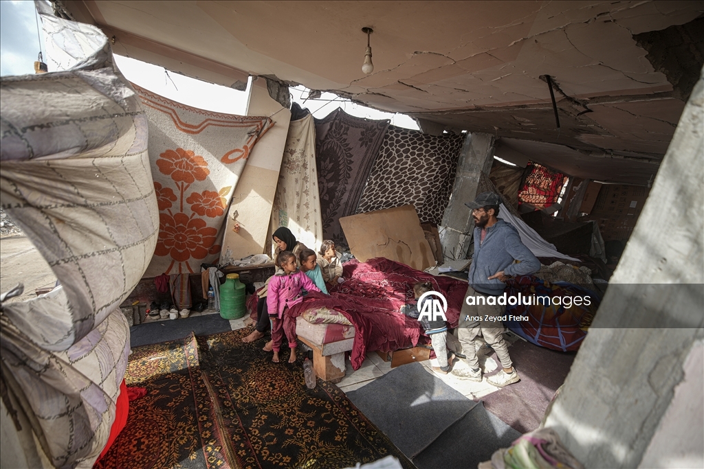 Gazze'de Filistinli Ramazan ailesi kışı enkaz halindeki evlerinde karşılıyor