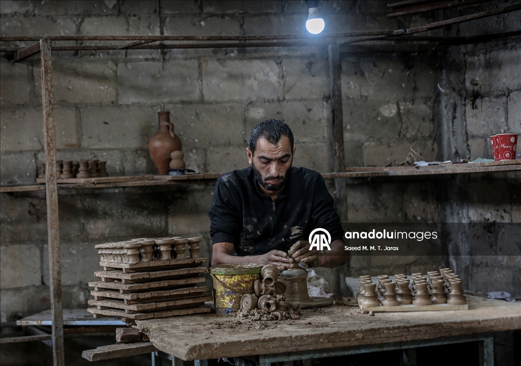 Gazze'de Filistinliler zor şartlarına rağmen mesleklerini sürdürüyor