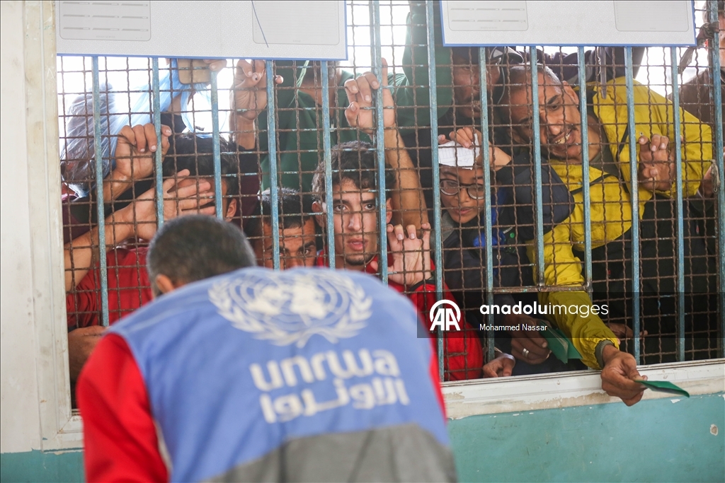 Gazze'de yüzlerce Filistinli yeni çadır alabilmek için UNRWA ofisi önünde toplandı