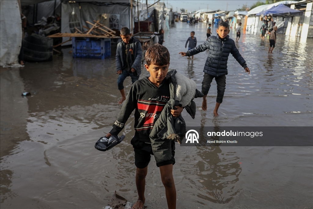 Gazze'de biriken yağmur suları çadırlarda kalan Filistinlilerin yaşamını zorlaştırdı