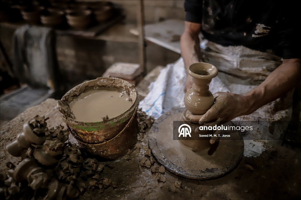 Gazze'de Filistinliler zor şartlarına rağmen mesleklerini sürdürüyor