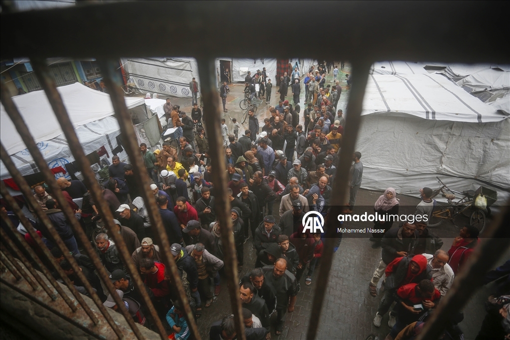 Gazze'de yüzlerce Filistinli yeni çadır alabilmek için UNRWA ofisi önünde toplandı