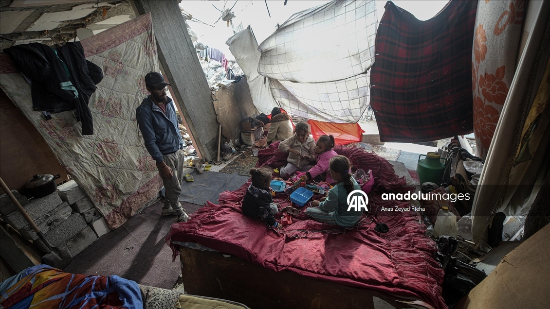Gazze'de Filistinli Ramazan ailesi kışı enkaz halindeki evlerinde karşılıyor