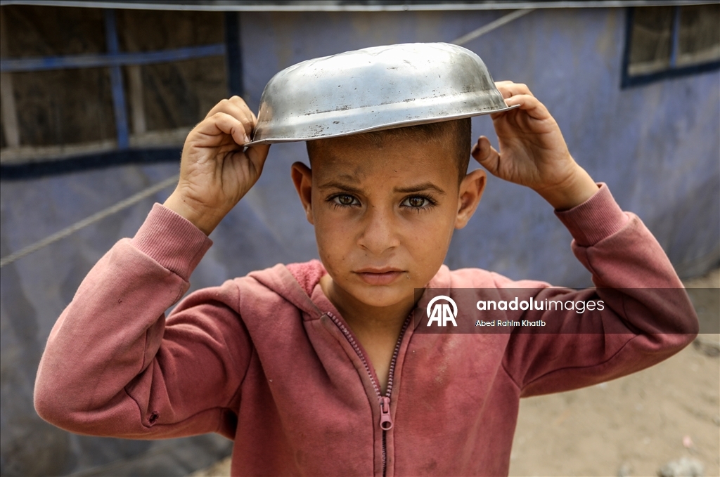 Gazze'de yerinden edilen Filistinlilere yemek dağıtıldı