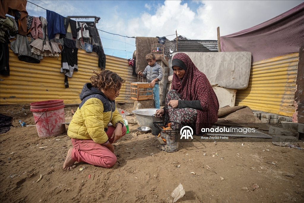 Gazze'de Filistinli Ramazan ailesi kışı enkaz halindeki evlerinde karşılıyor