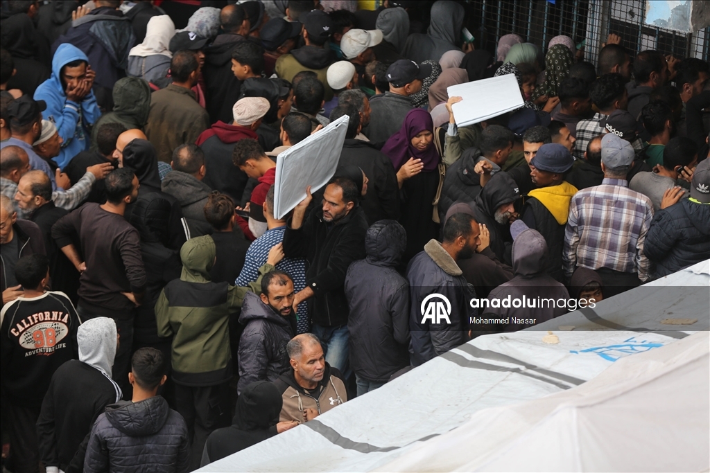 Gazze'de yüzlerce Filistinli yeni çadır alabilmek için UNRWA ofisi önünde toplandı