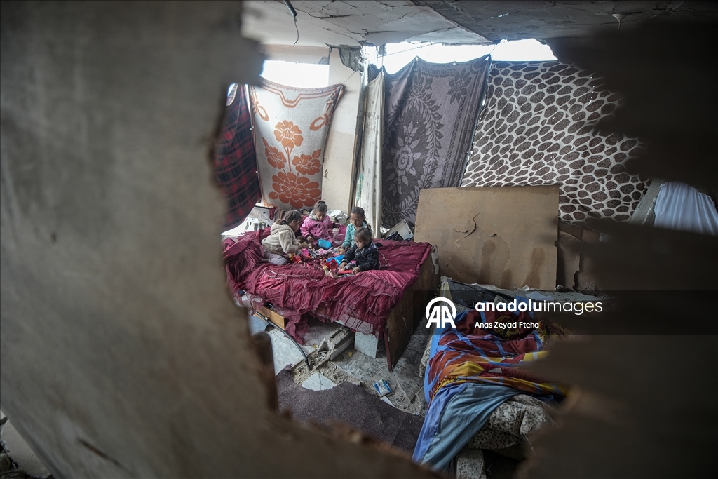 Gazze'de Filistinli Ramazan ailesi kışı enkaz halindeki evlerinde karşılıyor