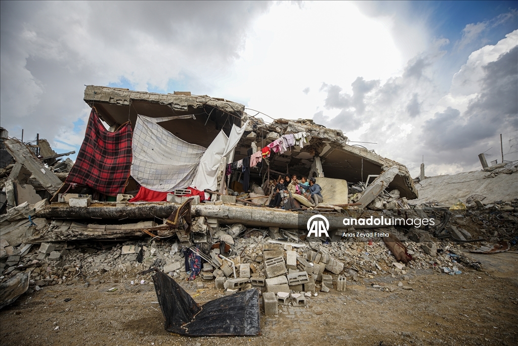 Gazze'de Filistinli Ramazan ailesi kışı enkaz halindeki evlerinde karşılıyor