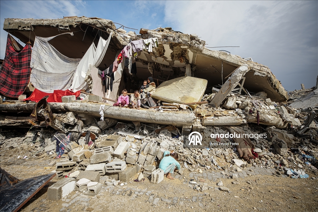 Gazze'de Filistinli Ramazan ailesi kışı enkaz halindeki evlerinde karşılıyor