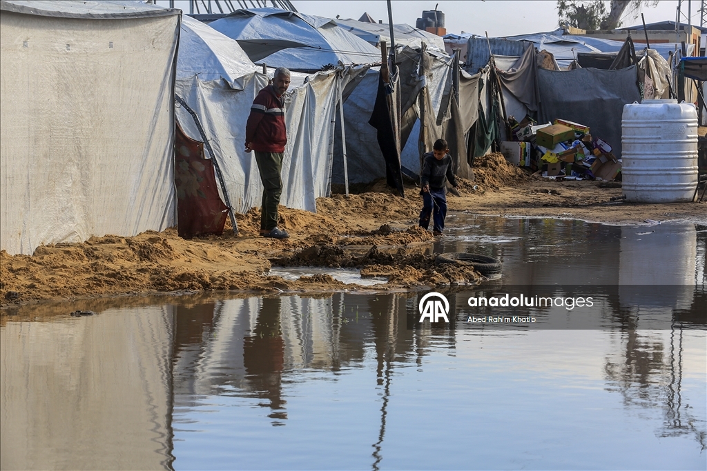Gazze'de biriken yağmur suları çadırlarda kalan Filistinlilerin yaşamını zorlaştırdı