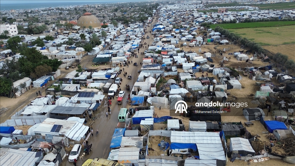 Gazze'de yerinden edilmiş Filistinli aileler kışı yıpranmış çadırlarla karşılıyor