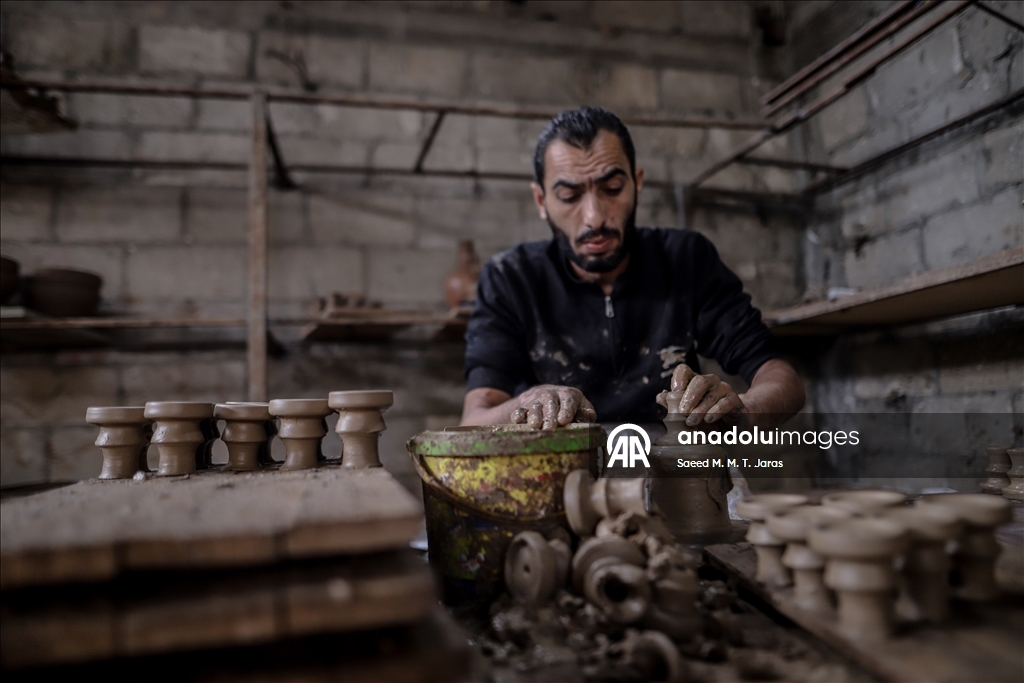 Gazze'de Filistinliler zor şartlarına rağmen mesleklerini sürdürüyor