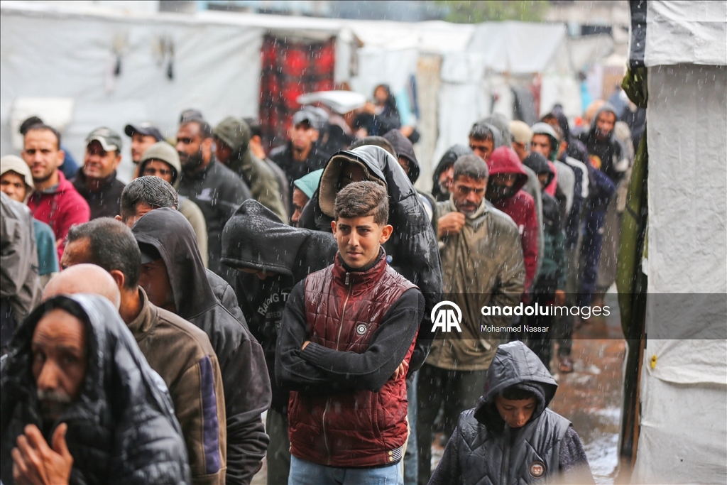 Gazze'de yüzlerce Filistinli yeni çadır alabilmek için UNRWA ofisi önünde toplandı