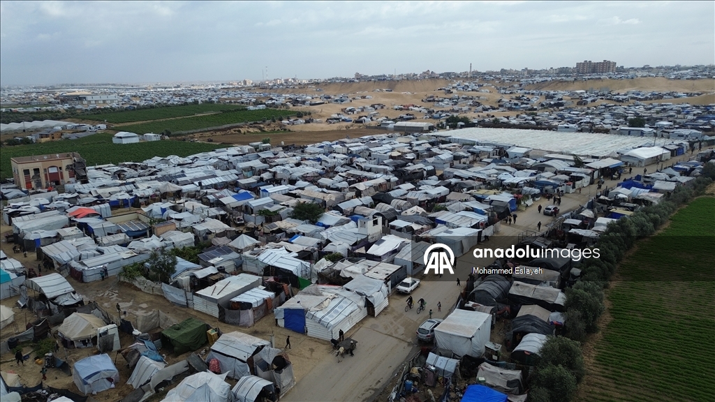 Gazze'de yerinden edilmiş Filistinli aileler kışı yıpranmış çadırlarla karşılıyor