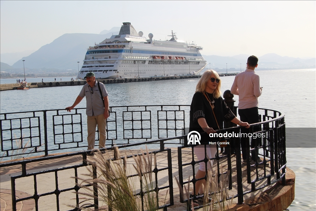 Круизный лайнер «Astoria Grande» под флагом Палау пришвартовался в порту Аланьи