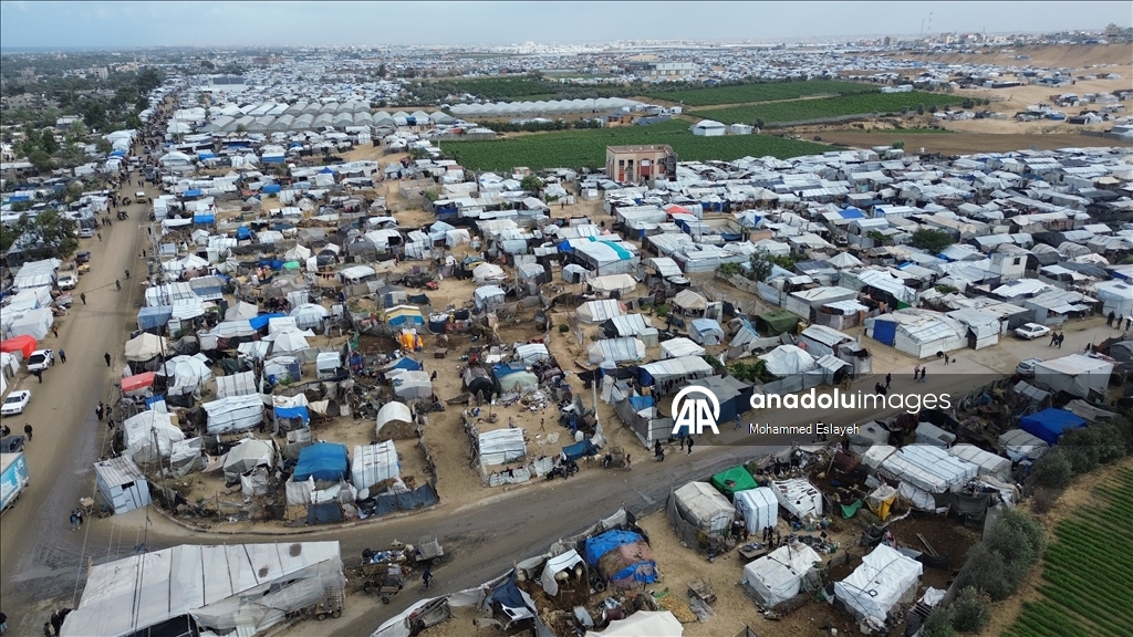 Gazze'de yerinden edilmiş Filistinli aileler kışı yıpranmış çadırlarla karşılıyor