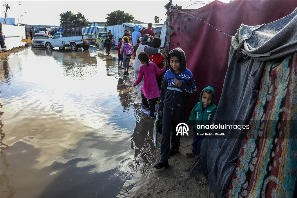 Gazze'de biriken yağmur suları çadırlarda kalan Filistinlilerin yaşamını zorlaştırdı