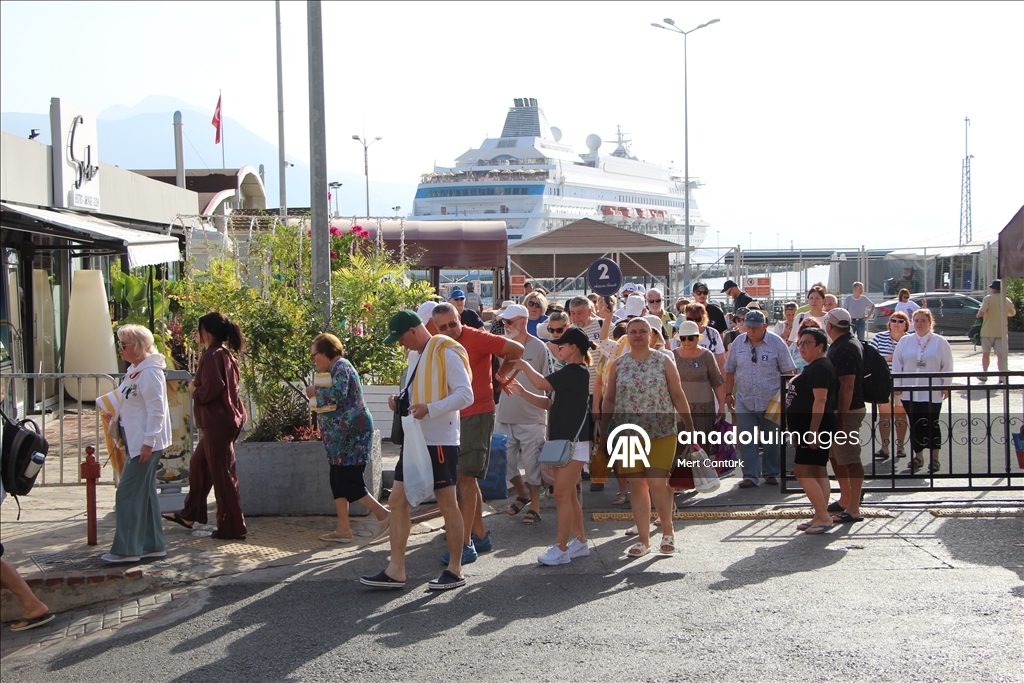 Круизный лайнер «Astoria Grande» под флагом Палау пришвартовался в порту Аланьи