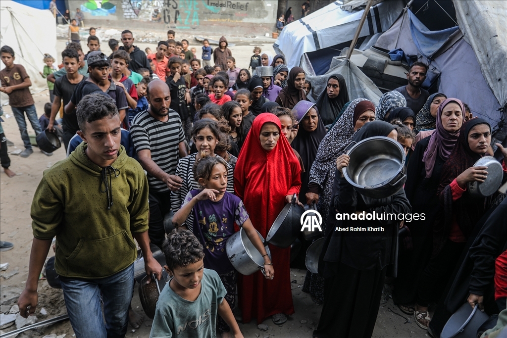 Gazze'de yerinden edilen Filistinlilere yemek dağıtıldı