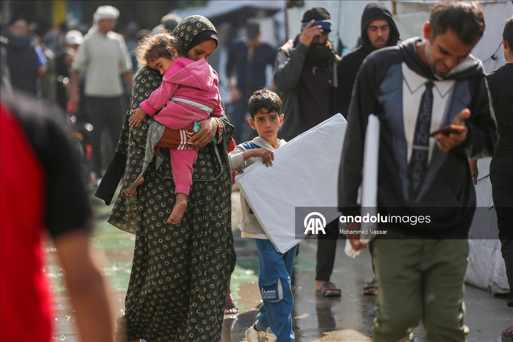 Gazze'de yüzlerce Filistinli yeni çadır alabilmek için UNRWA ofisi önünde toplandı