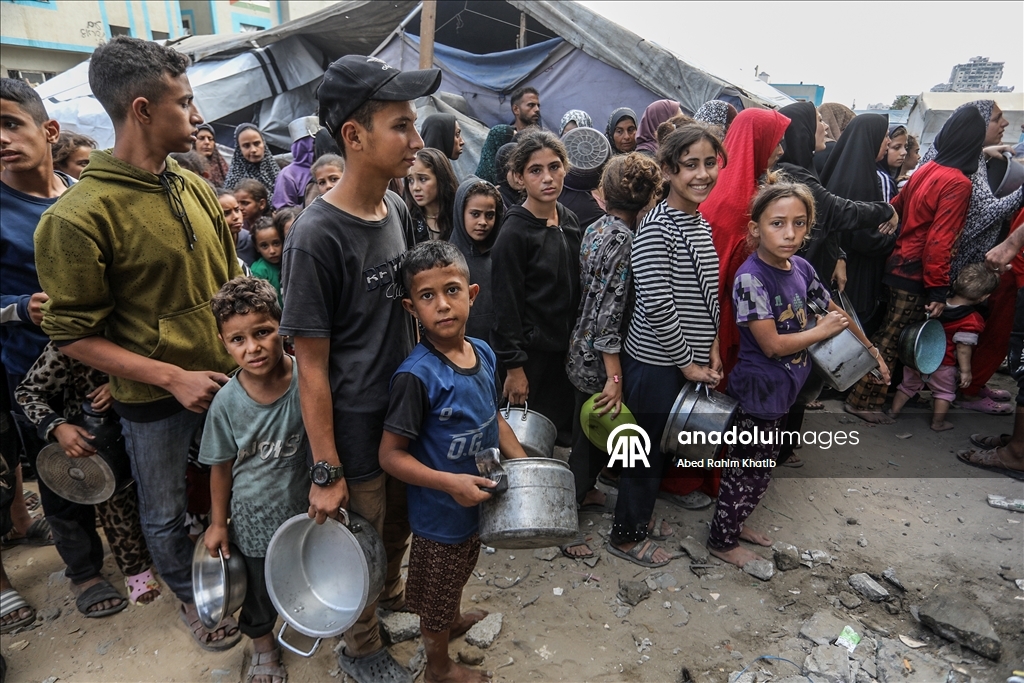 Gazze'de yerinden edilen Filistinlilere yemek dağıtıldı