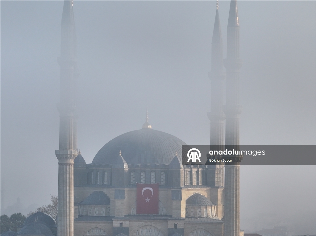 Selimiye Camisi sis içindeyken havadan görüntülendi