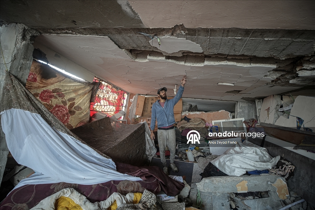 Gazze'de Filistinli Ramazan ailesi kışı enkaz halindeki evlerinde karşılıyor