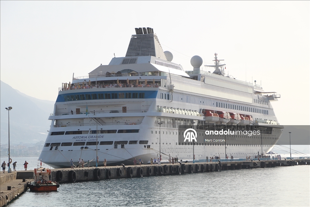 Круизный лайнер «Astoria Grande» под флагом Палау пришвартовался в порту Аланьи