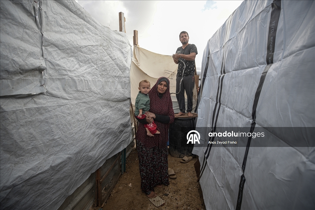 Gazze'de yerinden edilmiş Filistinli aileler kışı yıpranmış çadırlarla karşılıyor