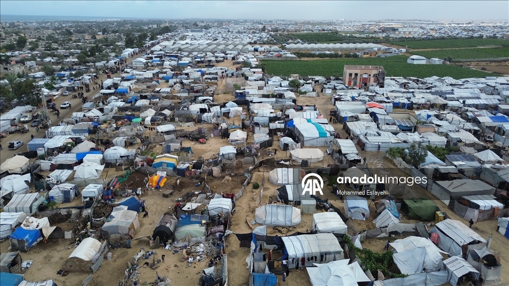 Gazze'de yerinden edilmiş Filistinli aileler kışı yıpranmış çadırlarla karşılıyor