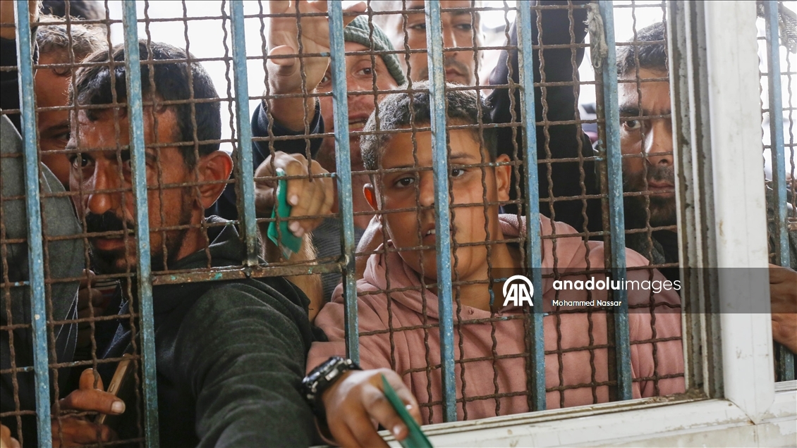 Gazze'de yüzlerce Filistinli yeni çadır alabilmek için UNRWA ofisi önünde toplandı