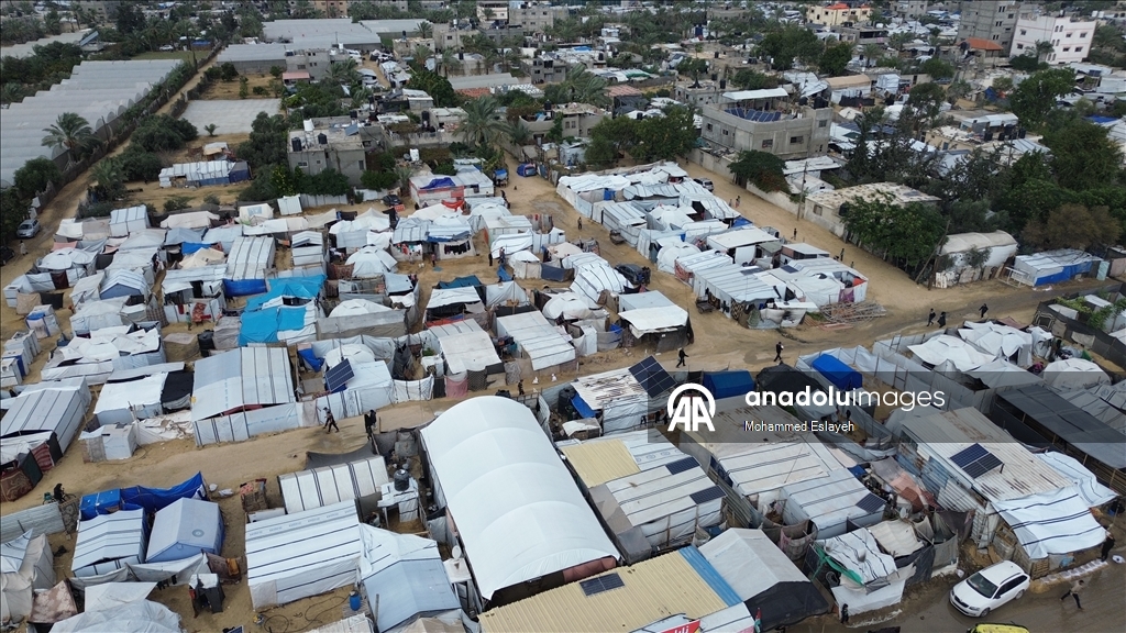 Gazze'de yerinden edilmiş Filistinli aileler kışı yıpranmış çadırlarla karşılıyor
