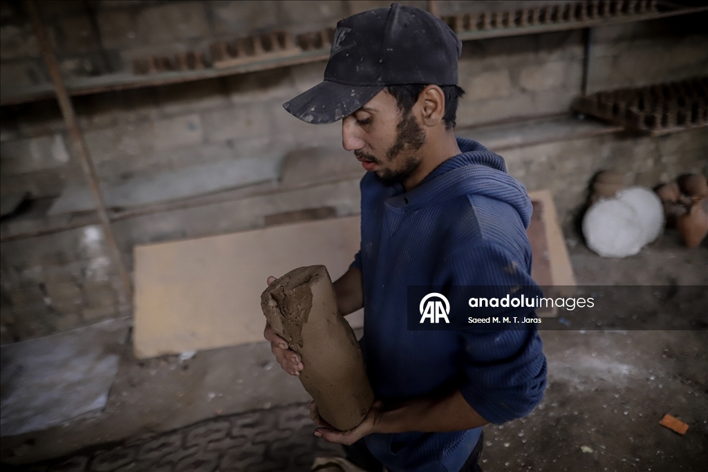 Gazze'de Filistinliler zor şartlarına rağmen mesleklerini sürdürüyor