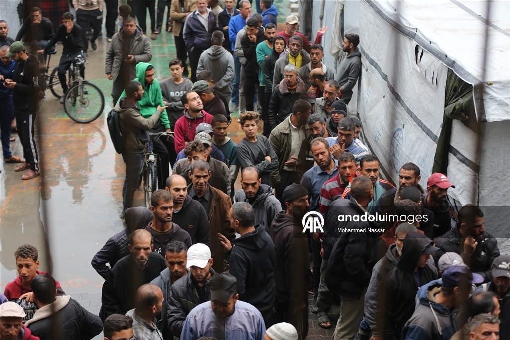 Gazze'de yüzlerce Filistinli yeni çadır alabilmek için UNRWA ofisi önünde toplandı