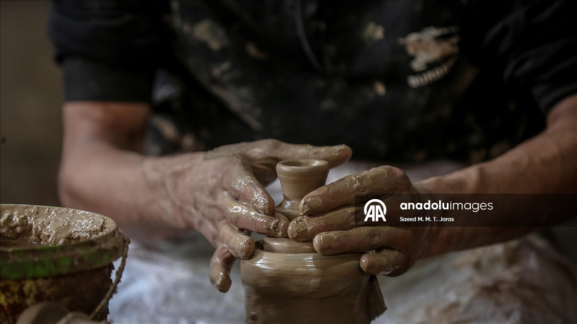 Gazze'de Filistinliler zor şartlarına rağmen mesleklerini sürdürüyor