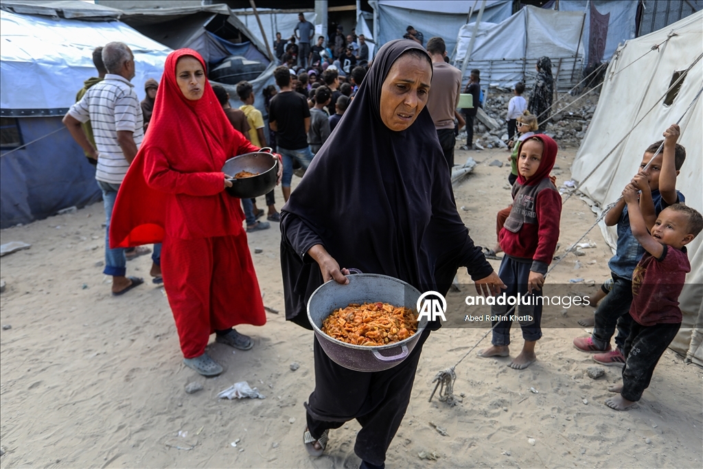 Gazze'de yerinden edilen Filistinlilere yemek dağıtıldı