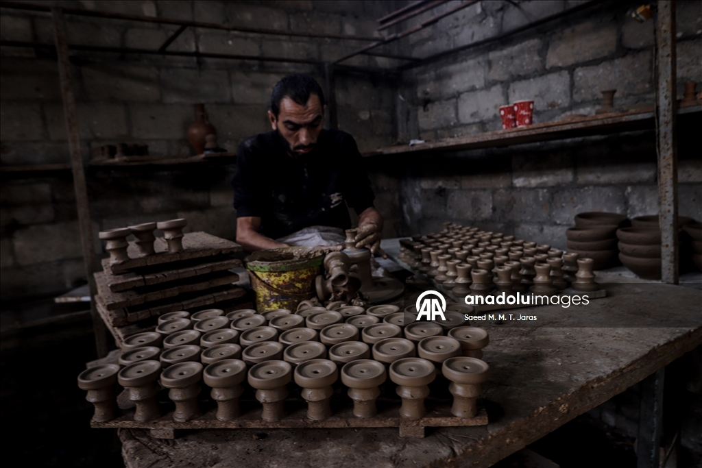 Gazze'de Filistinliler zor şartlarına rağmen mesleklerini sürdürüyor