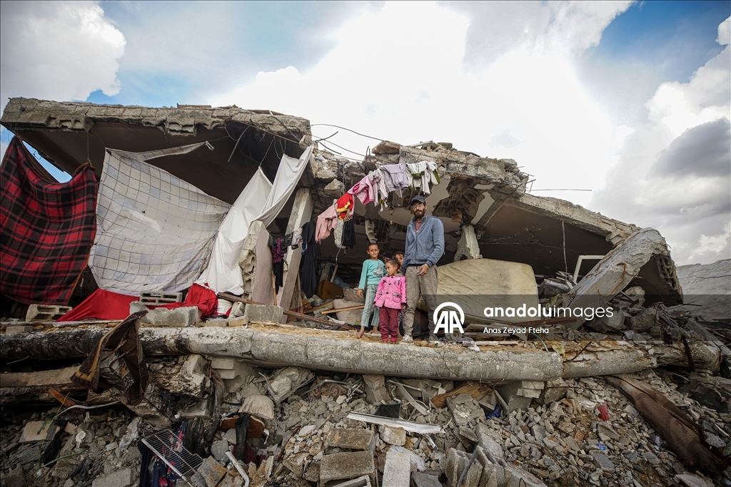 Gazze'de Filistinli Ramazan ailesi kışı enkaz halindeki evlerinde karşılıyor