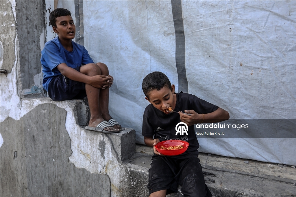 Gazze'de yerinden edilen Filistinlilere yemek dağıtıldı