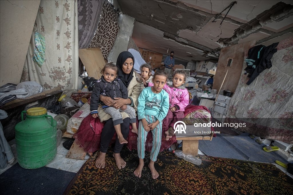 Gazze'de Filistinli Ramazan ailesi kışı enkaz halindeki evlerinde karşılıyor