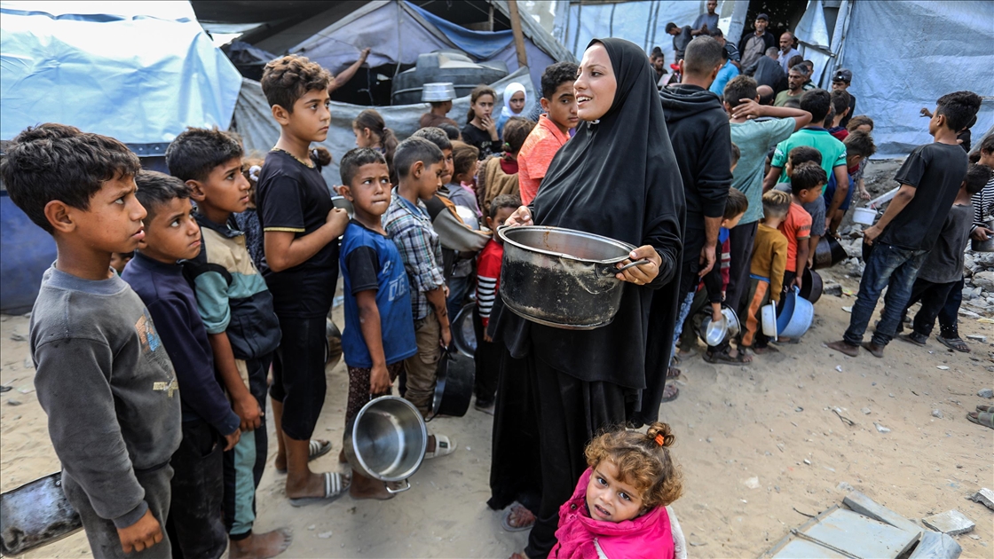 Gazze'de yerinden edilen Filistinlilere yemek dağıtıldı