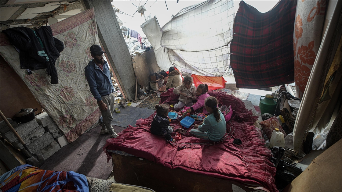 Gazze'de Filistinli Ramazan ailesi kışı enkaz halindeki evlerinde karşılıyor