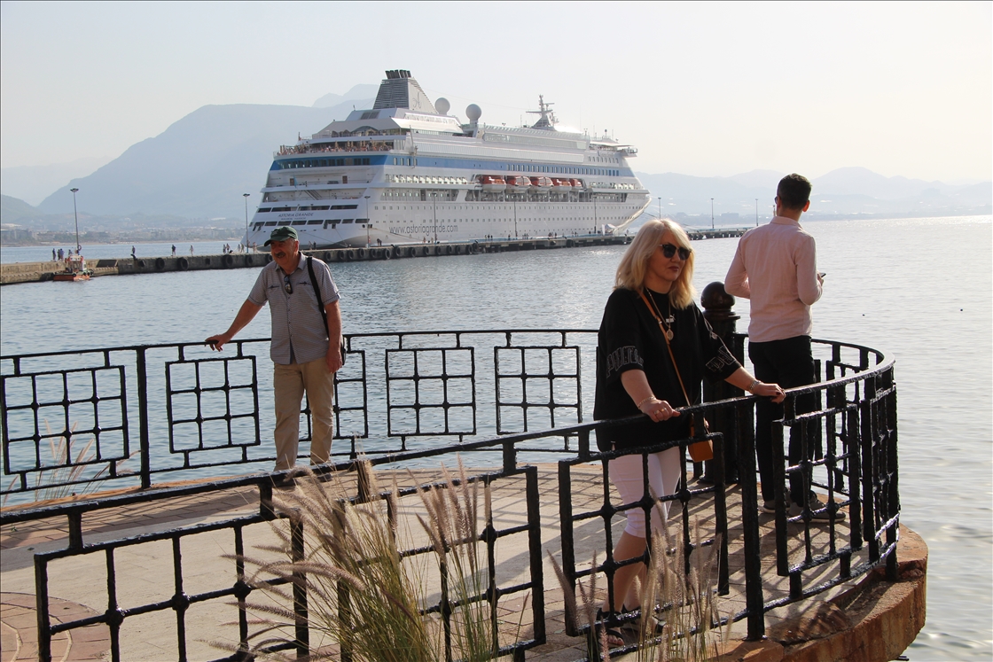 Круизный лайнер «Astoria Grande» под флагом Палау пришвартовался в порту Аланьи