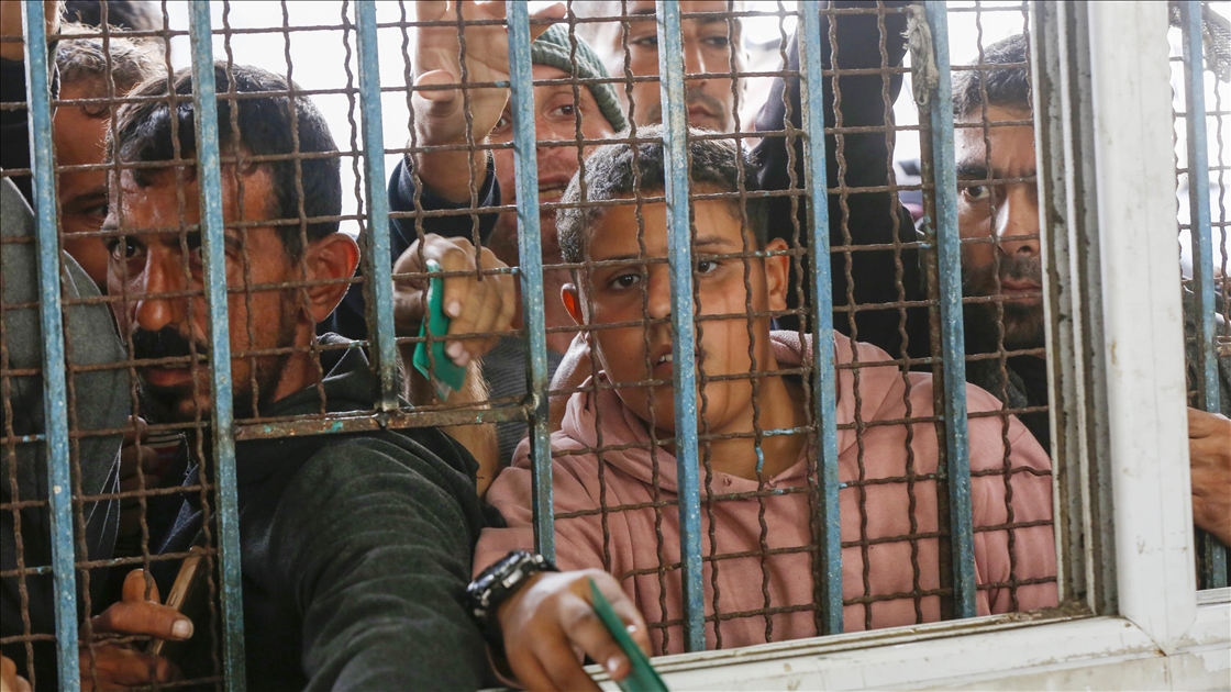 Gazze'de yüzlerce Filistinli yeni çadır alabilmek için UNRWA ofisi önünde toplandı