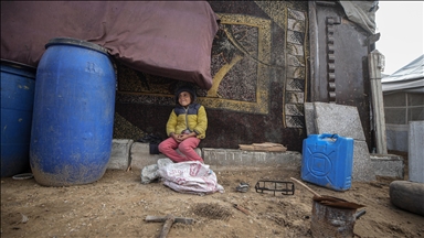 Gazze'de yerinden edilmiş Filistinli aileler kışı yıpranmış çadırlarla karşılıyor