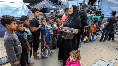 Gazze'de yerinden edilen Filistinlilere yemek dağıtıldı