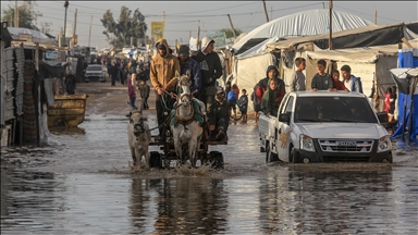Gazze'de biriken yağmur suları çadırlarda kalan Filistinlilerin yaşamını zorlaştırdı