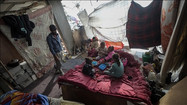 Gazze'de Filistinli Ramazan ailesi kışı enkaz halindeki evlerinde karşılıyor